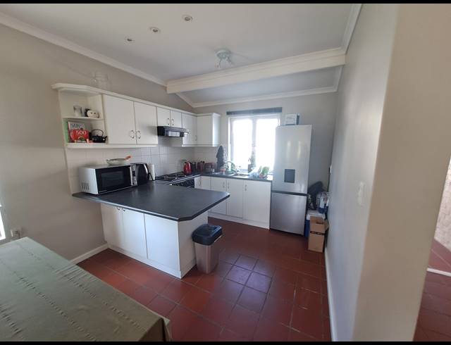 2 bed property to rent in VAN RIEBEECK PARK
